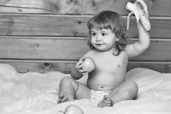 Pojke med bananer och äpplen — Stockfoto