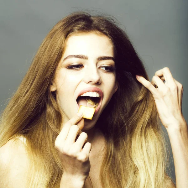 Улыбающаяся девушка ест крекеры — стоковое фото