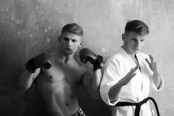 Luchadores, atleta de karate en kimono blanco y boxeador fuerte — Foto de Stock