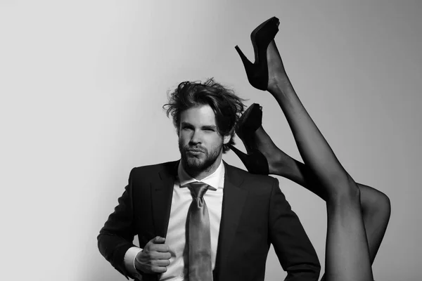 Bell'uomo o uomo d'affari in abito e gambe sexy femminili — Foto Stock