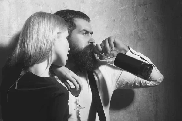 Pareja Enamorada Las Bebidas Alcohólicas Chica Con Vaso Licor Hombre — Foto de Stock