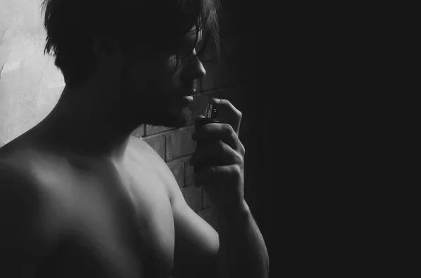 Hombre sexy con el pecho desnudo olor aroma perfume — Foto de Stock