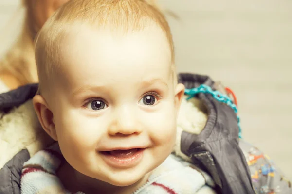 Schattige happy babyjongen met lachende gezicht in jas — Stockfoto