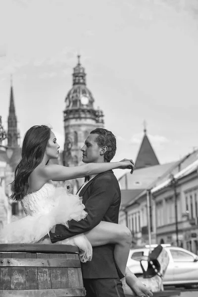 Matrimonio coppia su botte di legno vicino al castello — Foto Stock