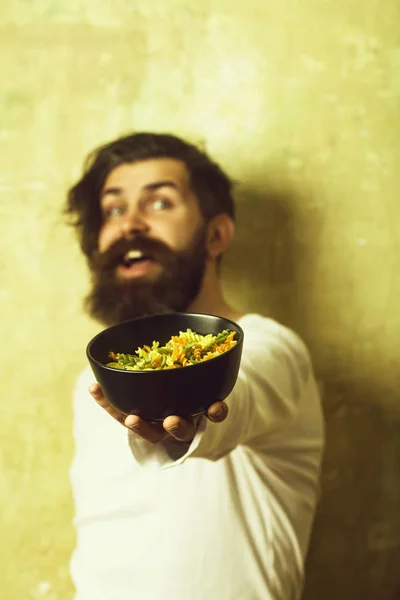 Koken van ruwe spaghetti in restaurant. — Stockfoto