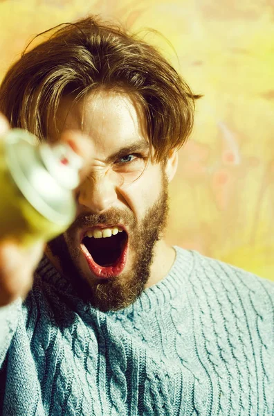 Hombre barbudo enojado gritando con aerosol pintura lata —  Fotos de Stock