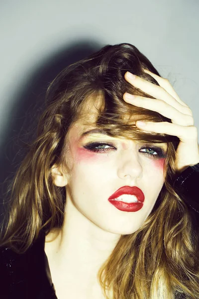 Mujer bonita con maquillaje de arte — Foto de Stock