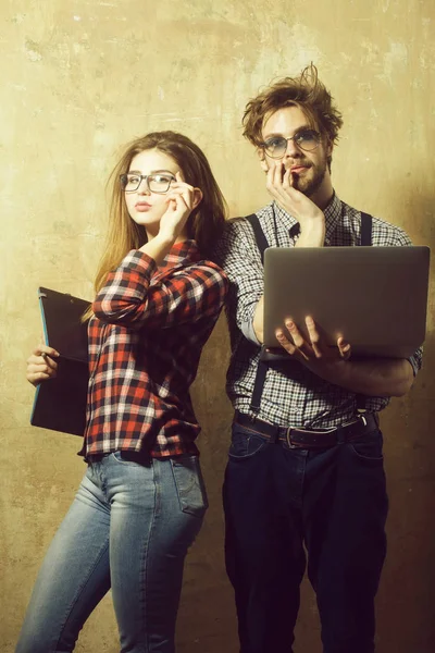 Jovem casal nerd de estudantes em óculos geek — Fotografia de Stock