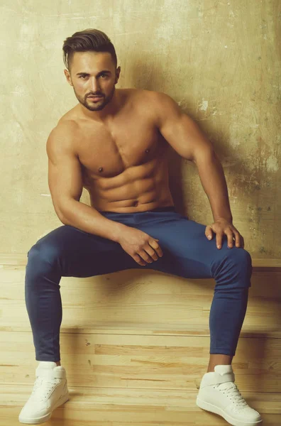 Hombre atlético guapo con torso sexy sentado — Foto de Stock