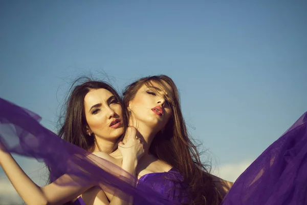 Mulheres Bonitas Jovens Com Cabelo Longo Ventoso Vestidos Violetas Elegantes — Fotografia de Stock