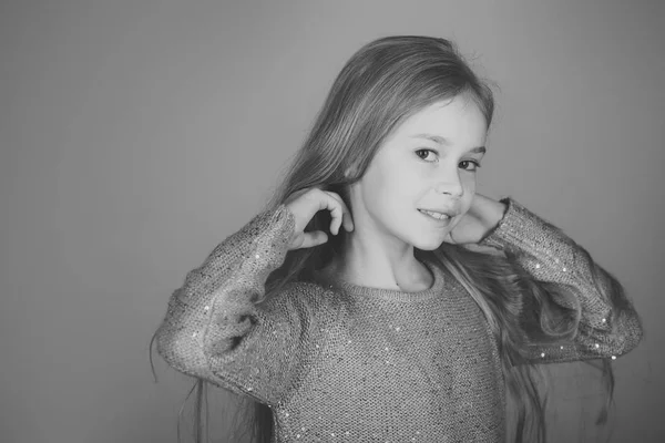 Kleines Mädchen Auf Grauem Studiohintergrund Kopierraum — Stockfoto