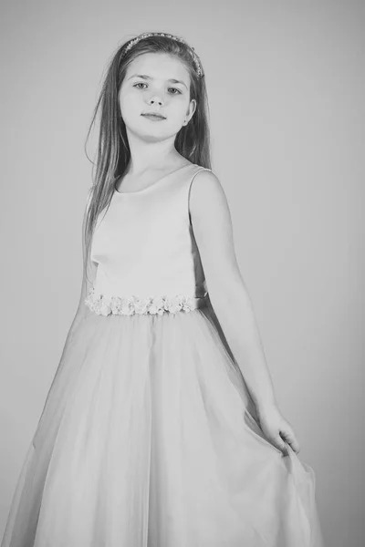 Liten flicka i fashionabla klänning, prom. liten flicka eller barn i balklänning. — Stockfoto