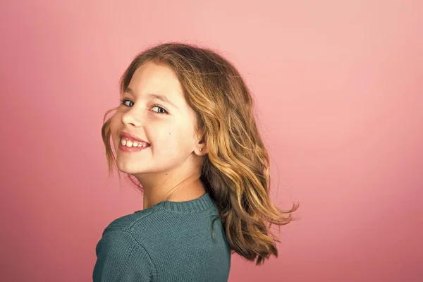 Snygg tjej med vackra ansikte på grå bakgrund. Frisör, hudvård, casual stil, denim. Skönhet och mode modell ser ut. Liten flicka med långt hår. Skönhet och kid mode med friskt hår. — Stockfoto