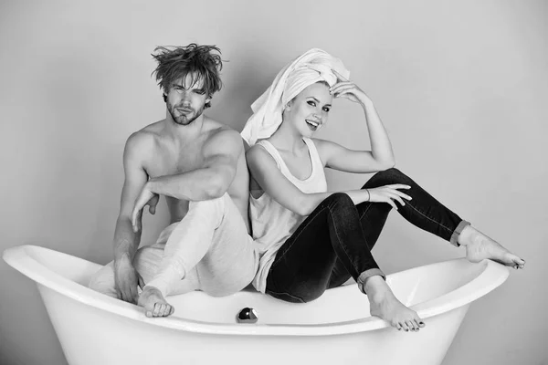 Joven hermosa pareja en el amor sentado en baño — Foto de Stock