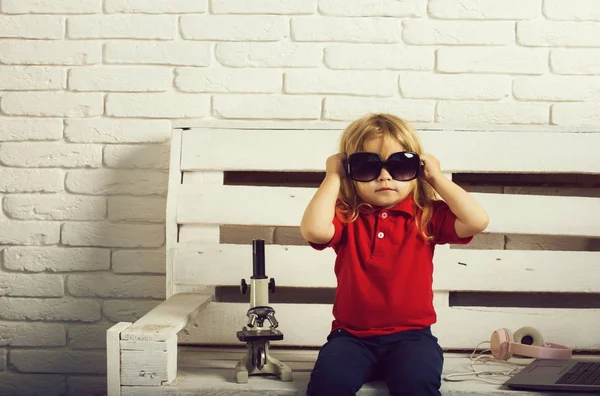 Criança em óculos de sol ou menino pequeno com laptop e fones de ouvido — Fotografia de Stock