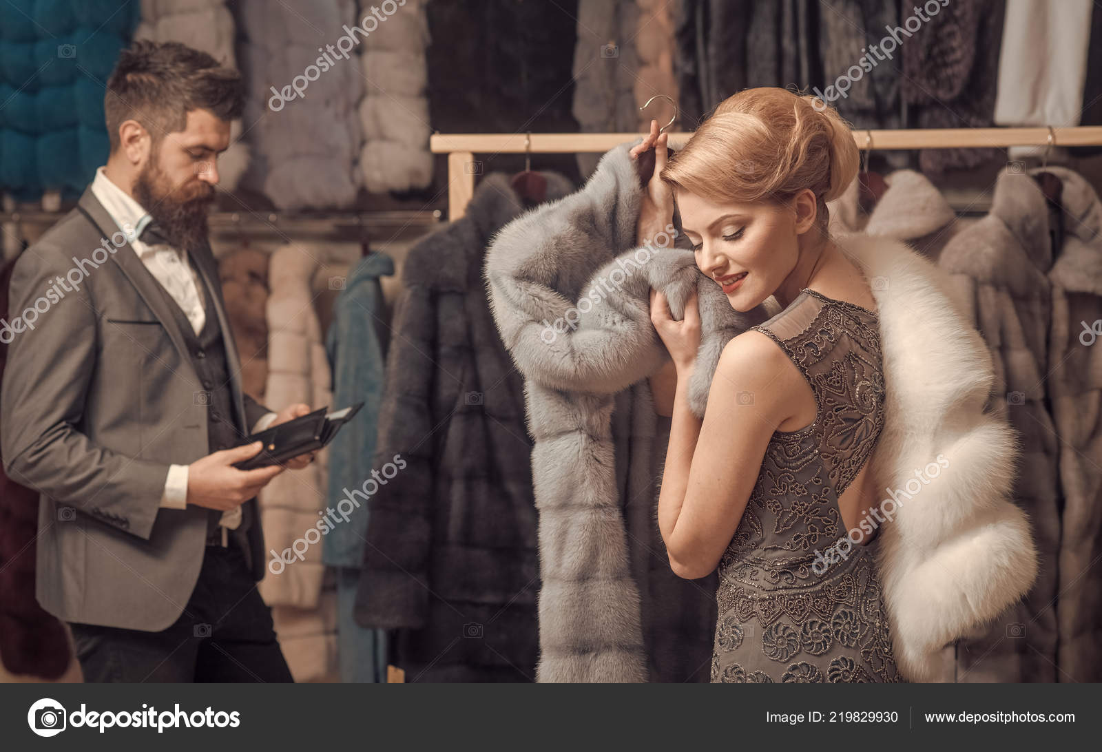 Chico con barba y mujer comprar abrigo peludo Foto de stock 219829930 Tverdohlib