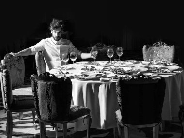 Yakışıklı adam içki şarap