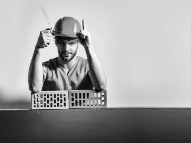 Seksi kaslı erkek yapıcı.