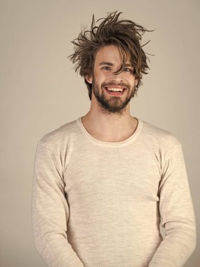 Gri arka plan üzerinde sakallı uykulu adam