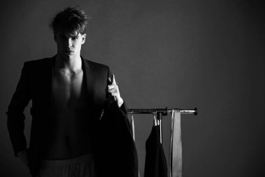 yeşil arka plan, iş ya da düğün moda askıda olan adam