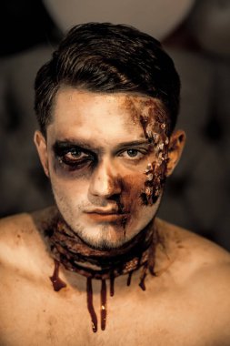 Zombi yüz adamla Cadılar Bayramı.
