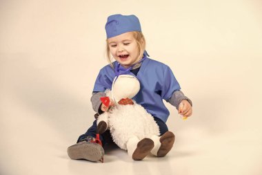 Doktor veteriner oyuncak hayvan ile oynarken tek tip çocuk