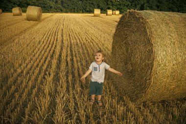 Balya hasat ile sahada mutlu çocuk