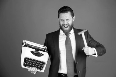 iş adamı, daktilo ve çekiç ile agresif iş adamı