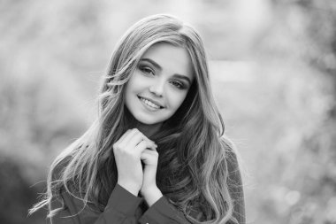 Moda model yeşil arka plan üzerinde.