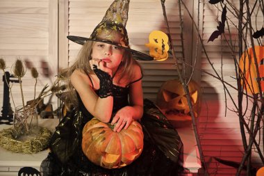 Cadılar Bayramı partisi ve kutlama kavramı. Cadılar Bayramı dekorasyonu ile küçük cadı.