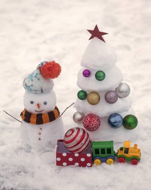 Beyaz arka plan üzerinde kar heykeller