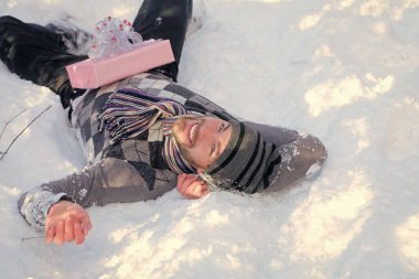 Maço üzerinde şapka, kazak ve eşarp kış günü gülümseyen