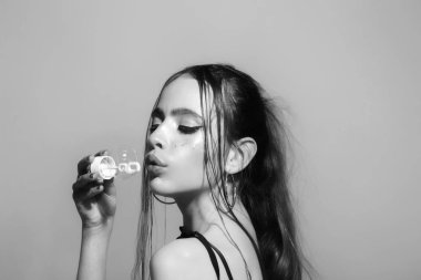 Kabarcık üfleyici el moda modeli.