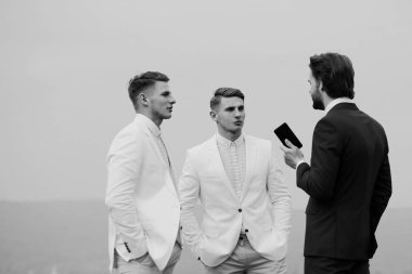 ortaklık ve takım çalışması, grup, üzerinde mavi gökyüzü konuşan insanlar