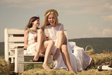 Saman bankta oturan iki kız