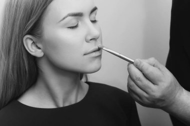 Kızın yüzüne kapalı gözlerle Vakfı makyaj