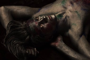 Moda ve sanat kavramı. Maço gizemli yüz