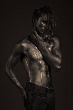 Adam kendine güvenen seksi ifade ile poz tutan parmak dudaklarından.