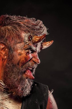 Cadılar Bayramı şeytan göstermek dil kanlı boynuzları ile kafasına