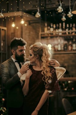 Buluşma, öneri ve yıldönümü. Erkek ve kadın iş görüşmesi. Sevgililer günü seksi kadın ve sakallı adam. Aşık çift restoranda buluşuruz. Romantik ilişkiler, aşk aile çiftin tarihi