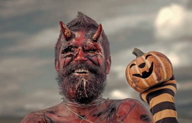 Jack o fener ile gülümseyen Cadılar Bayramı ejderha