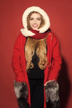 Mutlu kız kutlamak kırmızı zemin üzerine yeni yıl.