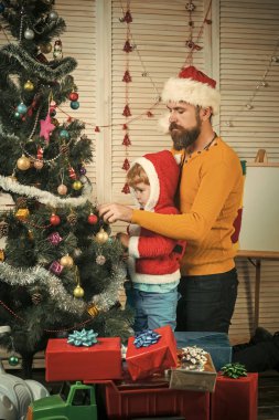 Yeni yıl küçük bir çocuk evlat ve adam.