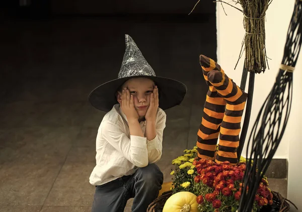 Bambino Halloween Con Faccia Stanca Festa Cibo Tradizionale Ragazzino Cappello — Foto Stock