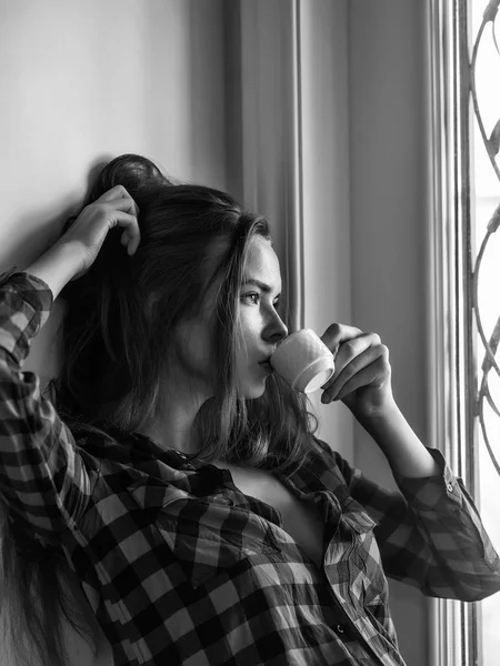 Sexy chica bebe café — Foto de Stock