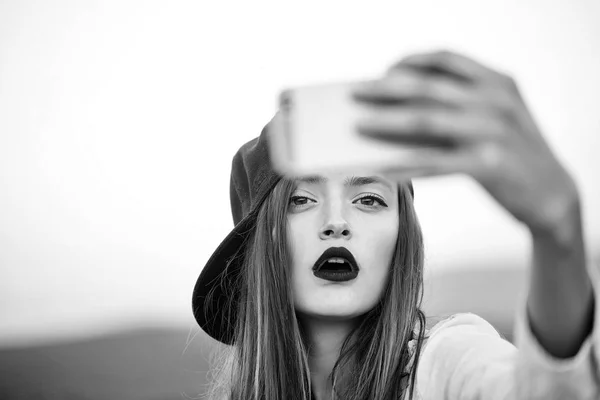 Jeune fille sexy faisant selfie — Photo