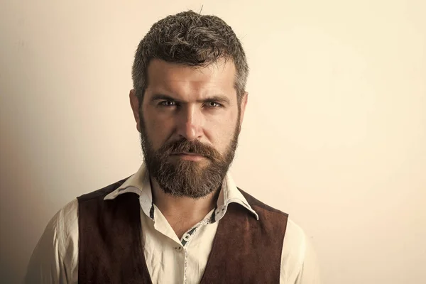 Hombre con barba larga en cara seria —  Fotos de Stock
