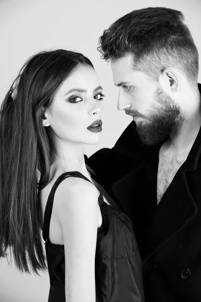 Casal de moda em casaco preto e vestido, mulher e homem — Fotografia de Stock