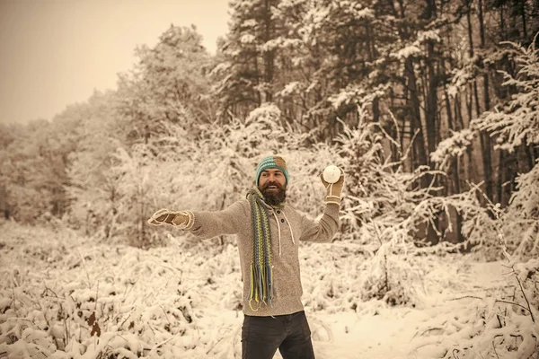 Bebaarde man glimlach met sneeuwbal in het besneeuwde forest — Stockfoto