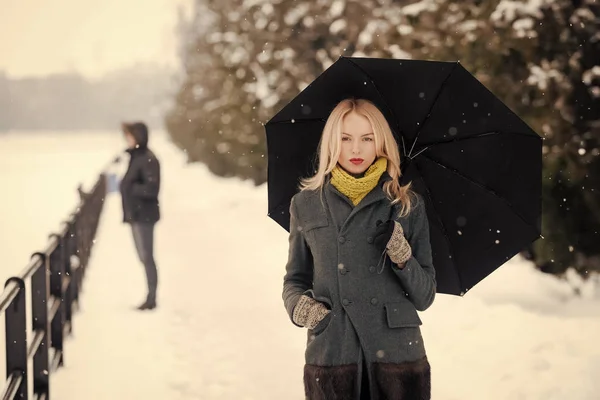 Frau mit langen blonden Haaren auf weißer Schneelandschaft — Stockfoto